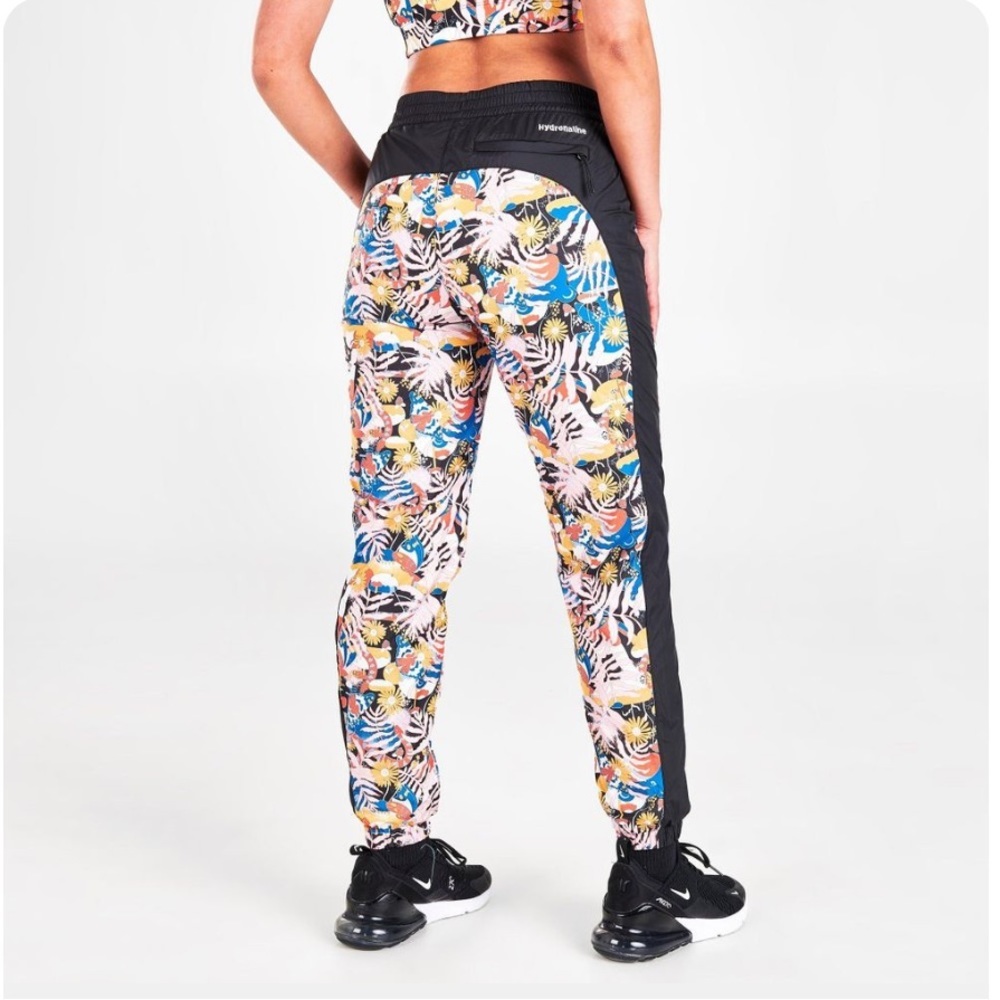 THE NORTH FACE printed hydrenaline  yogger pants size L windwall
